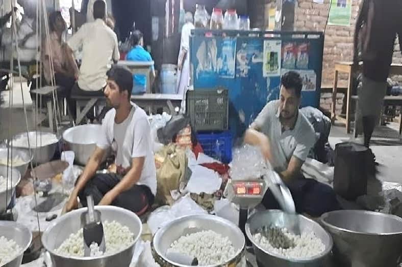 ফুটপাতে বসে মিষ্টি বিক্রি করছেন ‘বিসিএস’ ক্যাডার দুই ভাই