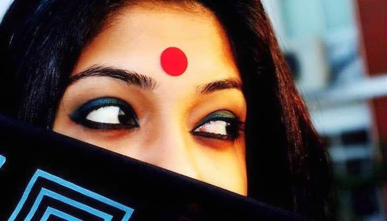 নারীদের কপালে টিপ