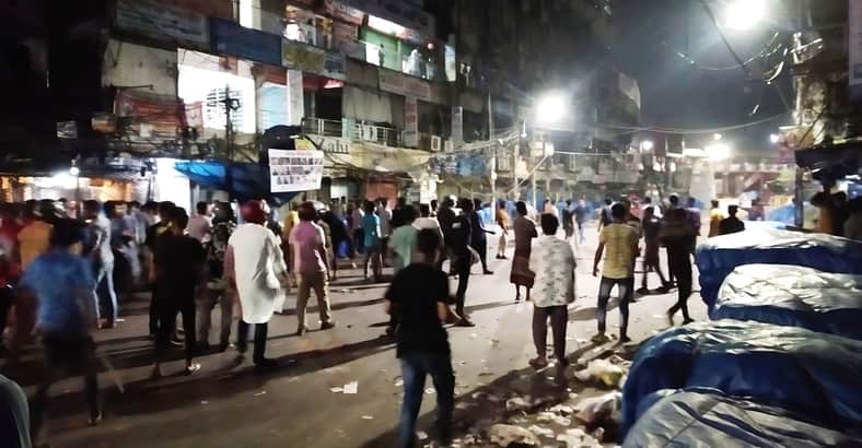 আড়াইঘণ্টা পর থেমেছে শিক্ষার্থী-ব্যবসায়ীদের সংঘর্ষ