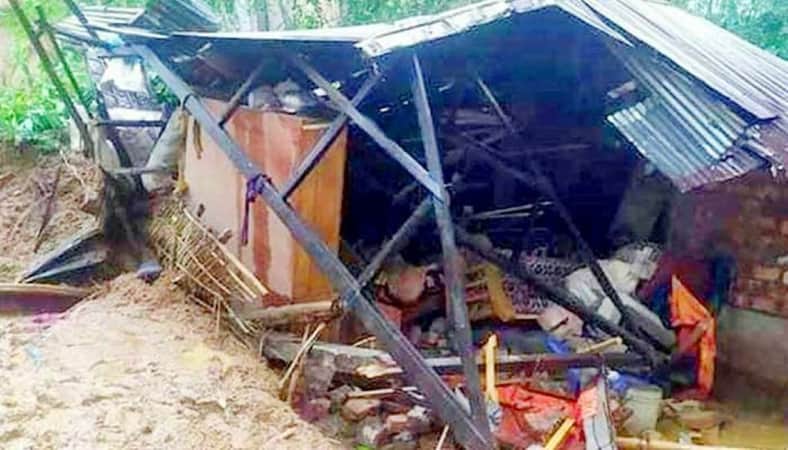 সিলেটে টিলা ধসে শিশুসহ একই পরিবারের চার জন নিহত হয়েছেন। আজ (৬ জুন) ভোরে জেলার জৈন্তাপুর উপজেলার চিকনাগুল ইউনিয়নের সাতজমি গ্রামে এ ঘটনা ঘটে।