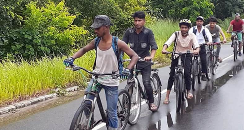 সাইকেল চালিয়ে পদ্মা সেতু