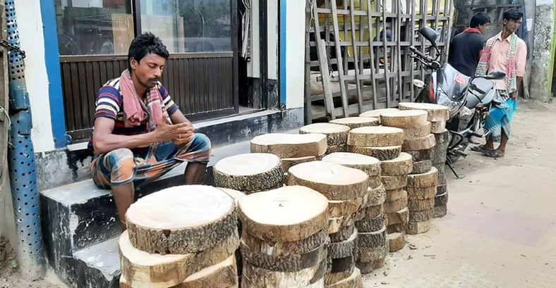 চাহিদা বেড়েছে কাঠের গুঁড়ির