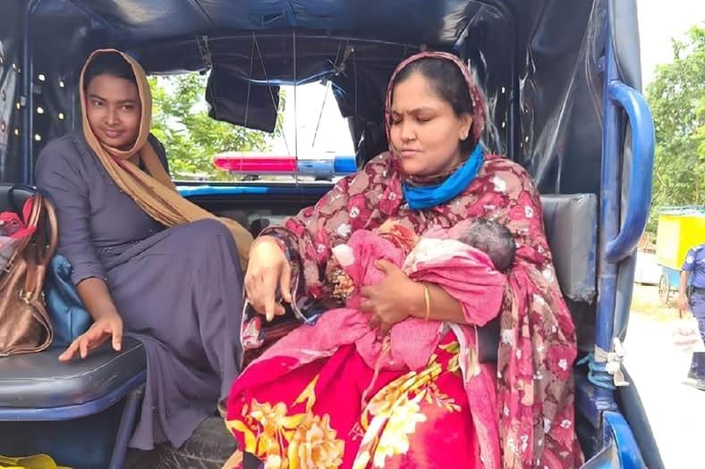 পদ্মা সেতু সংলগ্ন সড়কে সন্তান প্রসব