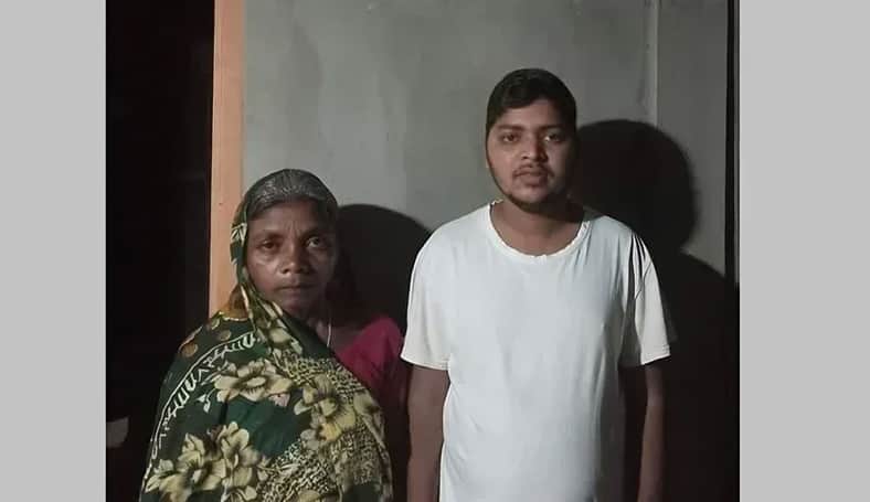 চা শ্রমিক মাকে নিয়ে ফেসবুকে ঢাবি ছাত্রের আবেগঘন পোস্ট