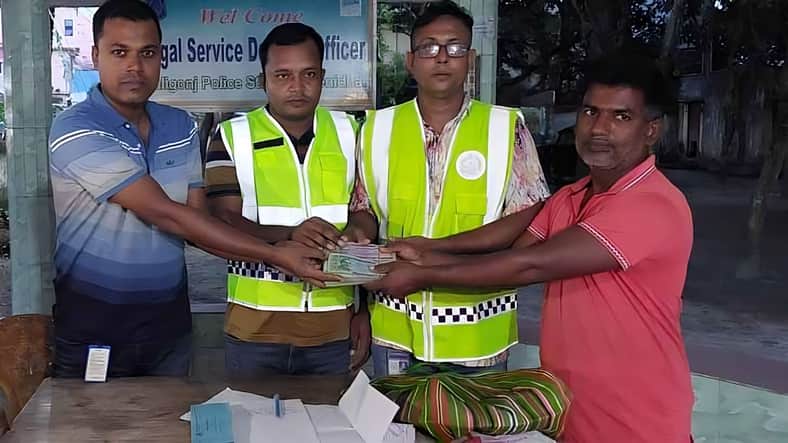 রাস্তায় পাওয়া টাকা ফেরত দিল পুলিশ