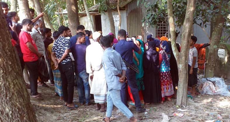 বৃদ্ধাকে রাস্তায়