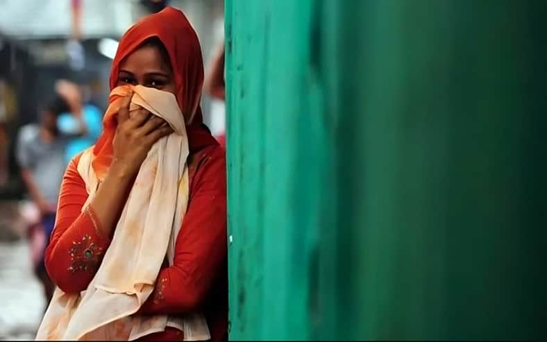 টাকার বিনিময়ে স্ত্রীকে বিক্রি