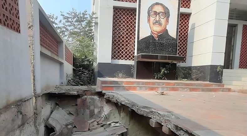 মুক্তিযোদ্ধা কমপ্লেক্সে ধস