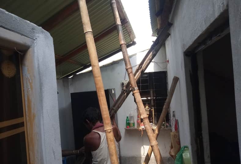 ঝড়ের কবলে ক্ষতিগ্রস্ত ঘর