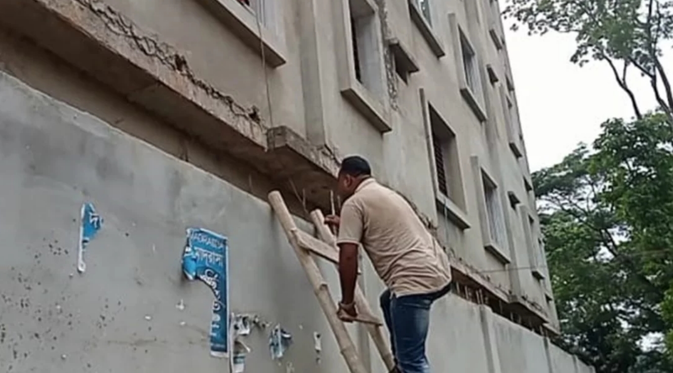ফ্ল্যাটে মই দিয়ে পারাপার