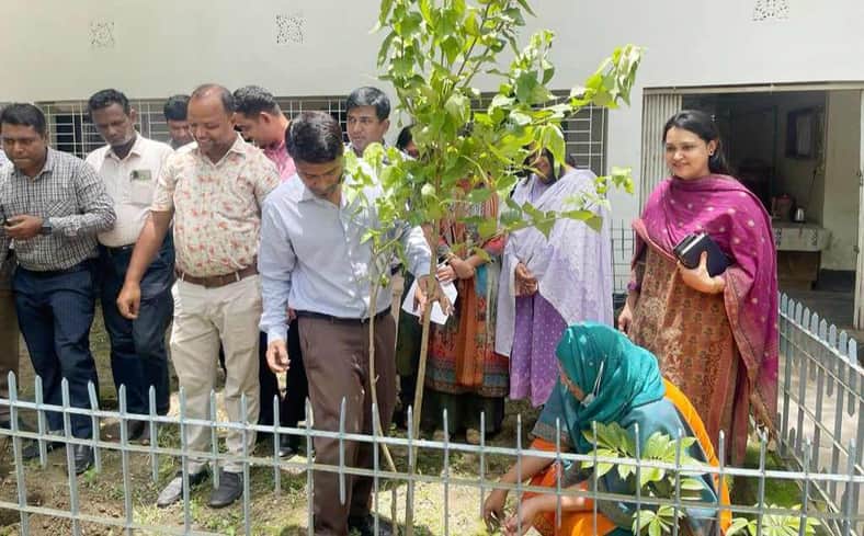 উপজেলা প্রাঙ্গণে কর্মকর্তাদের নিয়ে ইউএনও’র চারা গাছ রোপন