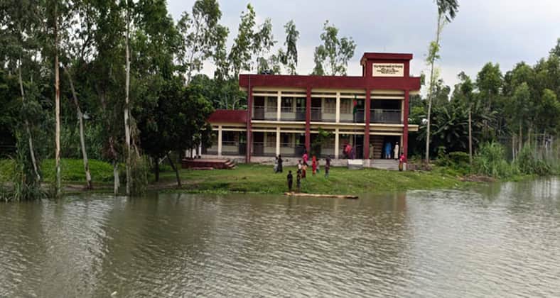 কুড়িগ্রামের স্কুলে যাওয়া