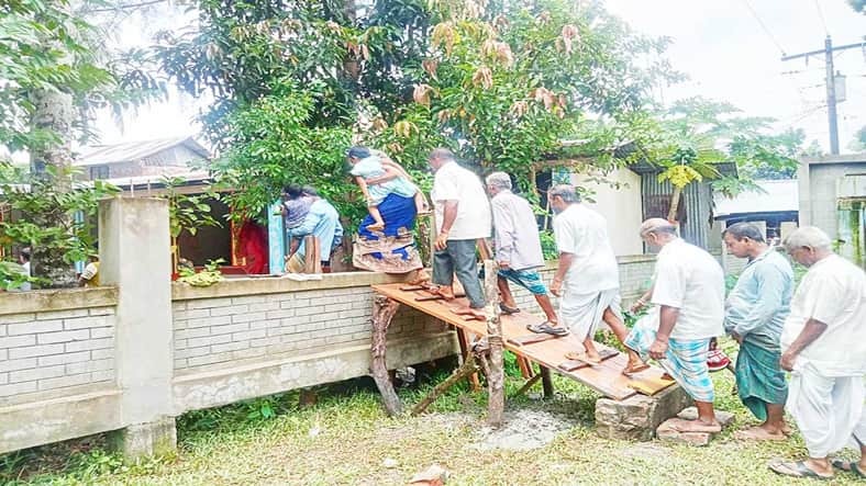 আওরাবুনিয়া ইউনিয়ন পরিষদ চেয়ারম্যান মিঠু সিকদার বলেন, ‘আাম বিষয়টি শুনেছি। মনসা পূজা শেষ হলে বিষয়টির সমাধান করা হবে।’
