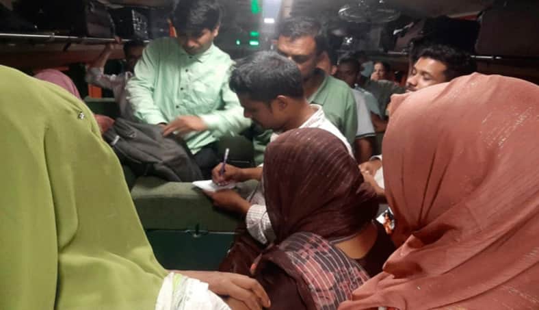 ট্রেনে গর্ভবর্তী নারীর পাশে দাঁড়ালেন চিকিৎসক ও নার্স