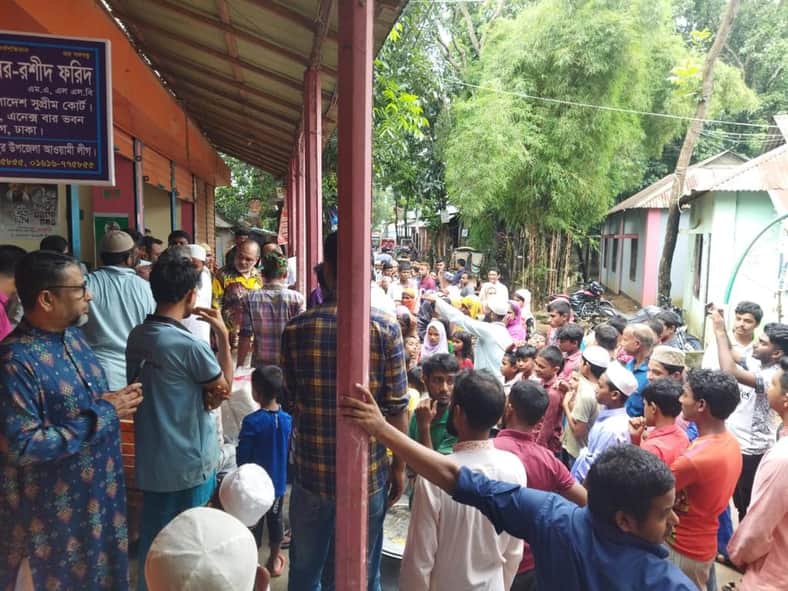 পানিবন্দি পরিবারের পাশে আ’লীগ নেতা-১