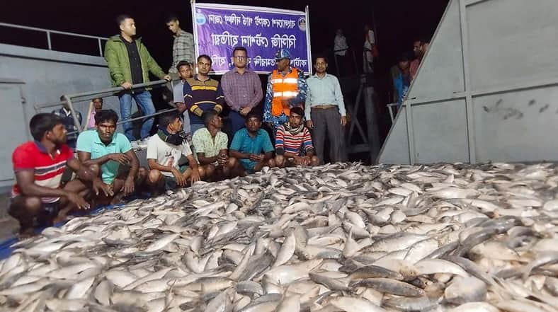মাছ ব্যবসায়ীকে আটক