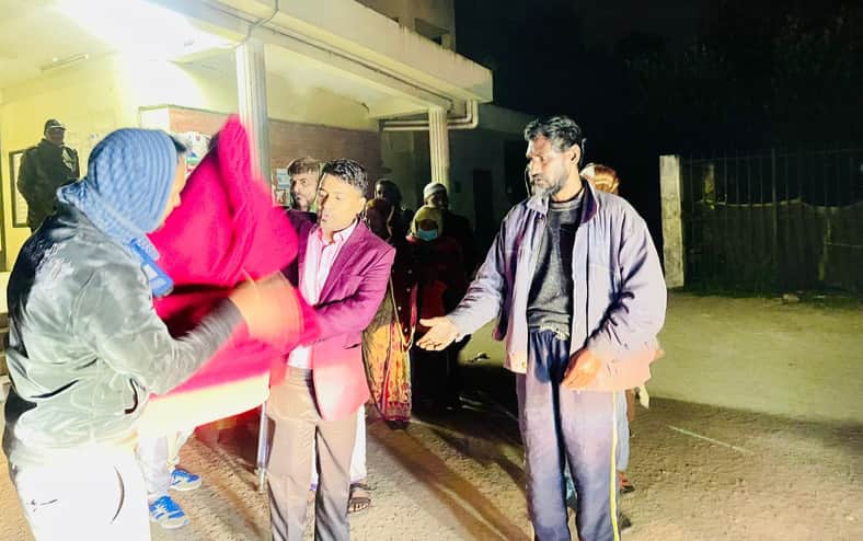 কম্বল নিয়ে শীতার্তদের মাঝে রেল স্টেশনে ছুটে গেলেন ইউএনও