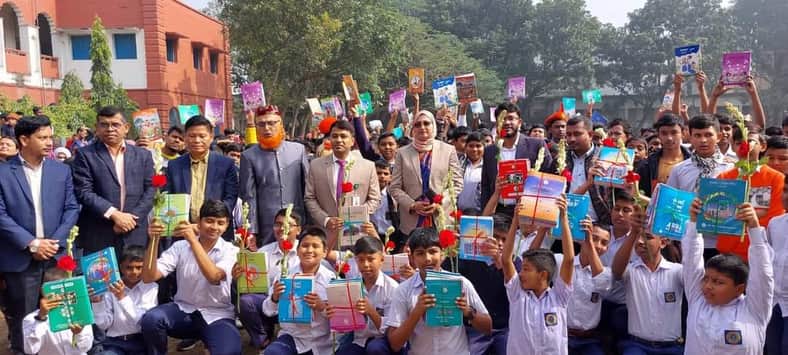 নতুন বইয়ের সাথে শিক্ষার্থীরা পেলো রজনীগন্ধা ও লাল গোলাপ