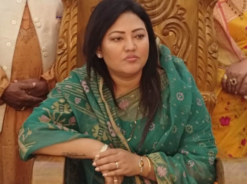 নৌকা নিয়ে পিছিয়ে মমতাজ