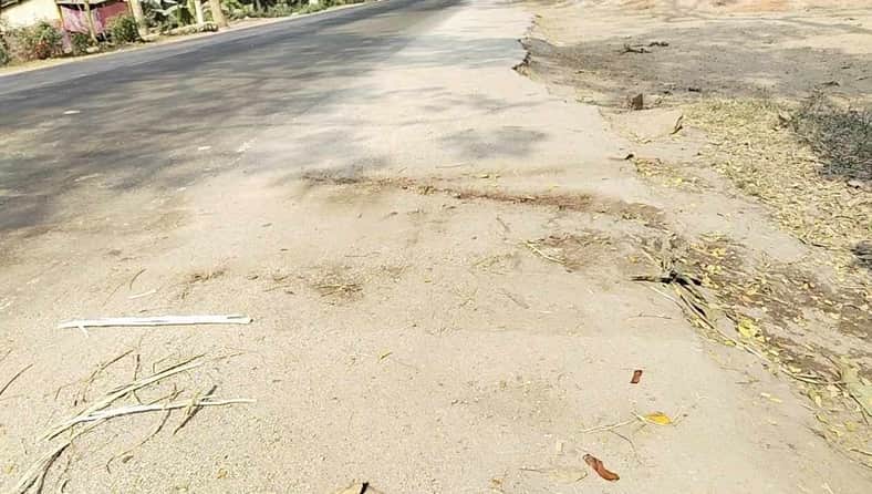 দুর্ঘটনাস্থলে পড়ে থাকা গুঁড়ো পাথর
