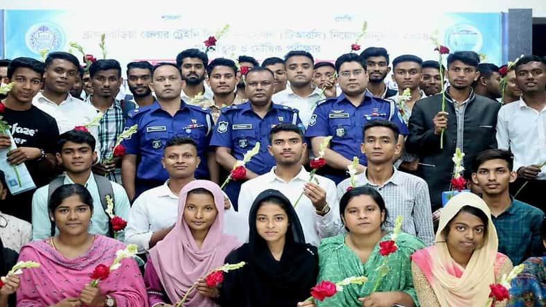 পুলিশে চাকরি পেল ৭১ নারী-পুরুষ