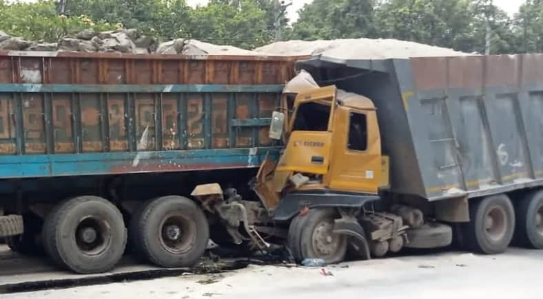 মহাসড়কে দাঁড়িয়ে থাকা ট্রাকে ধাক্কা দিয়ে ট্রাক চালক নিহত