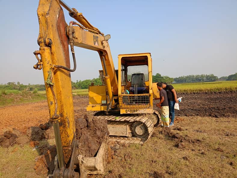 কালীগঞ্জে রাতের অন্ধকারে কৃষি জমির মাটি লুট-১