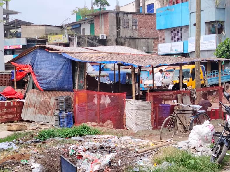 কালীগঞ্জে বাসস্ট্যান্ড প্রশাসনের উচ্ছেদের পর ফের দখল (1)