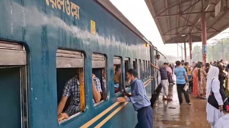 গাজীপুরে টিকিট বিক্রিতে অনিয়ম, আন্দোলনে ট্রেন চলাচল বন্ধ
