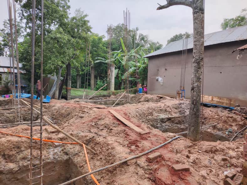 আদালতের নিষেধাজ্ঞা অমান্য করে বিরোধপূর্ণ জমিতে বাড়ি নির্মাণ (2)