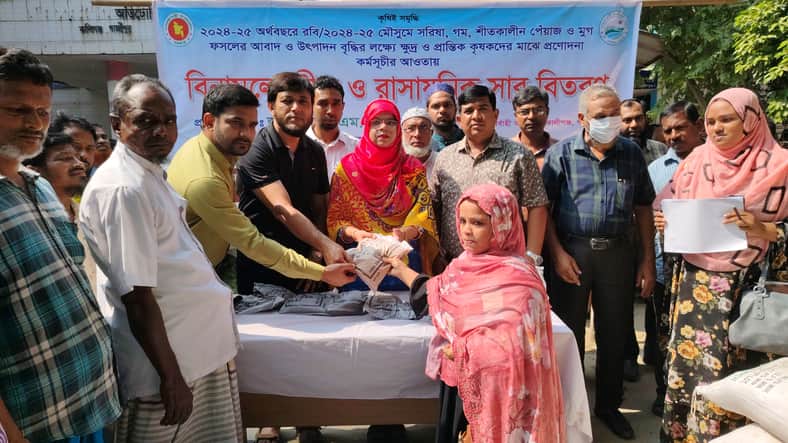 কালীগঞ্জে বিনামূল্যে কৃষি প্রণোদনা পেল ৭ শতাধীক কৃষক (4)