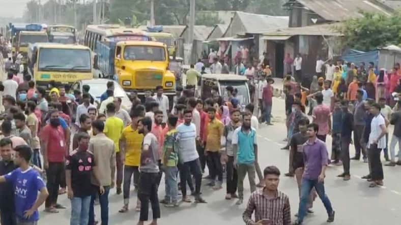 গাজীপেুরে বকেয়া বেতনের দাবি ঢাকা-টাঙ্গাইল মহাসড়ক অবরোধ