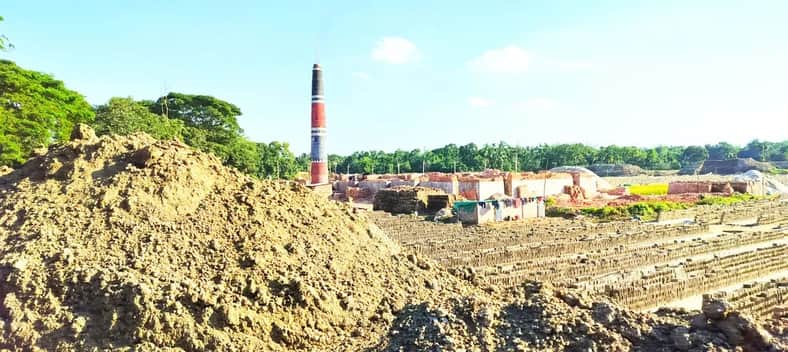 কাপাসিয়ায় তিন ফসলি জমির মাটি যাচ্ছে ইটভাটায়