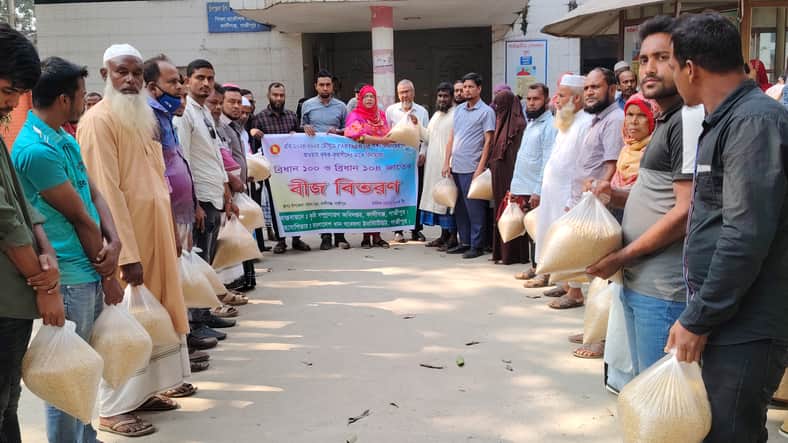 কালীগঞ্জে বিনামূল্যে ৬০০ কৃষক পেল বোরো ধানের বীজ (2)