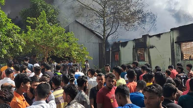 আন্দোলনরত শ্রমিকদের সঙ্গে এলাকাবাসীর সংঘর্ষ, কারখানায় আগুন
