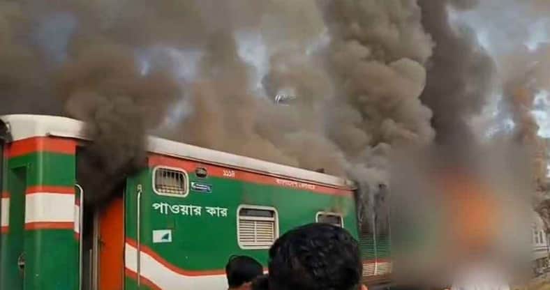 চট্টগ্রামে ট্রেনে আগুন