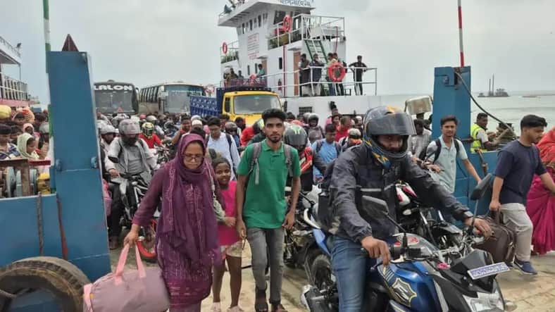 দৌলতদিয়ায় যাত্রী-যানবাহন