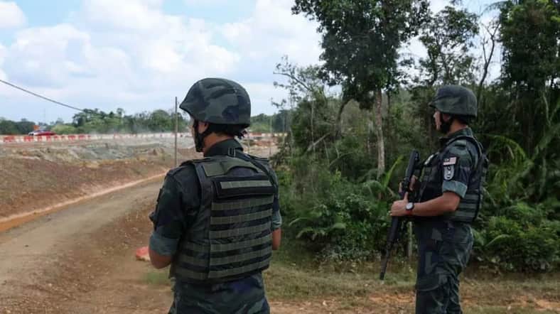 ১০ জনকে আটক