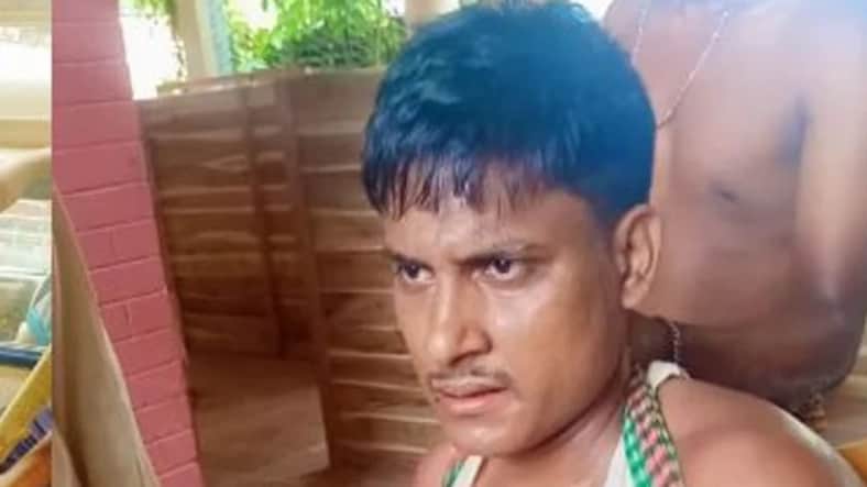 দোকানে বসতে নিষেধ