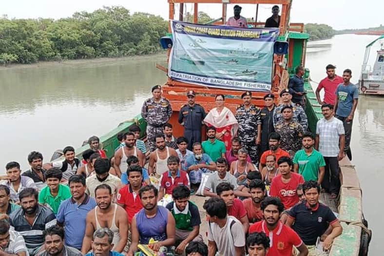 দেশে ফিরলেন ভারতে আটক বাংলাদেশি জেলে