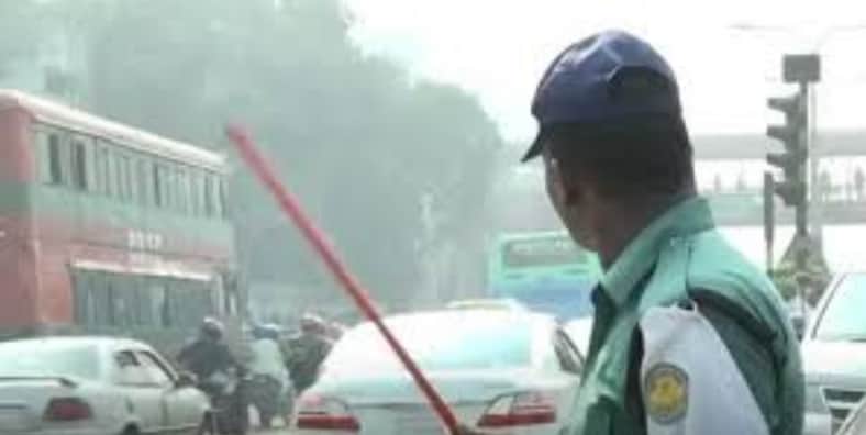 ট্রাফিক পুলিশকে মারধর