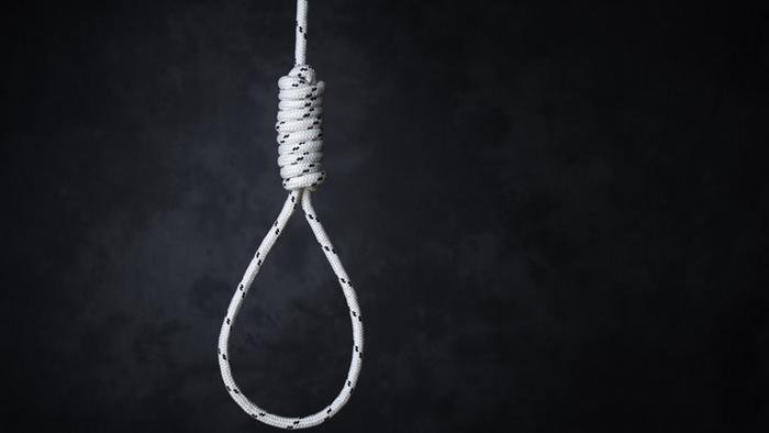 কুমিরকে ফাঁসিতে ঝোলাল ইরান