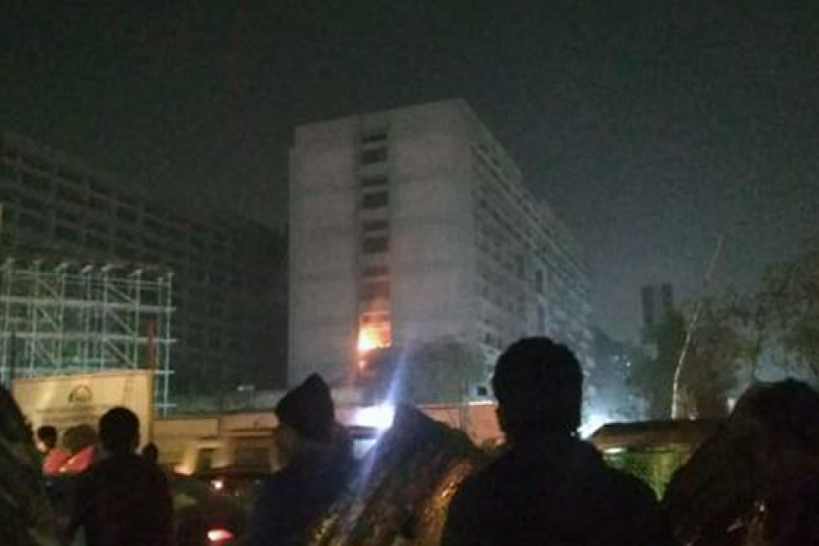 রাজধানীর খামারবাড়িতে বহুতল ভবনে আগুন