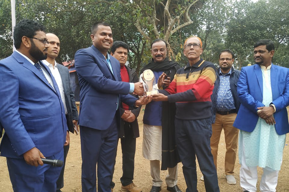 সাংবাদিকদের ভালবাসায় ছুটে এলেন ইউএনও সোহাগ