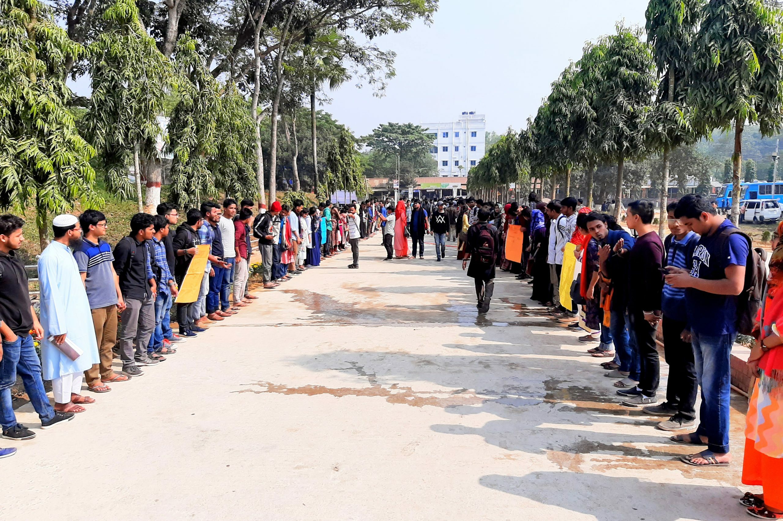 কুবি শিক্ষার্থী রুবেলকে মারধরের বিচারের দাবিতে মানববন্ধন