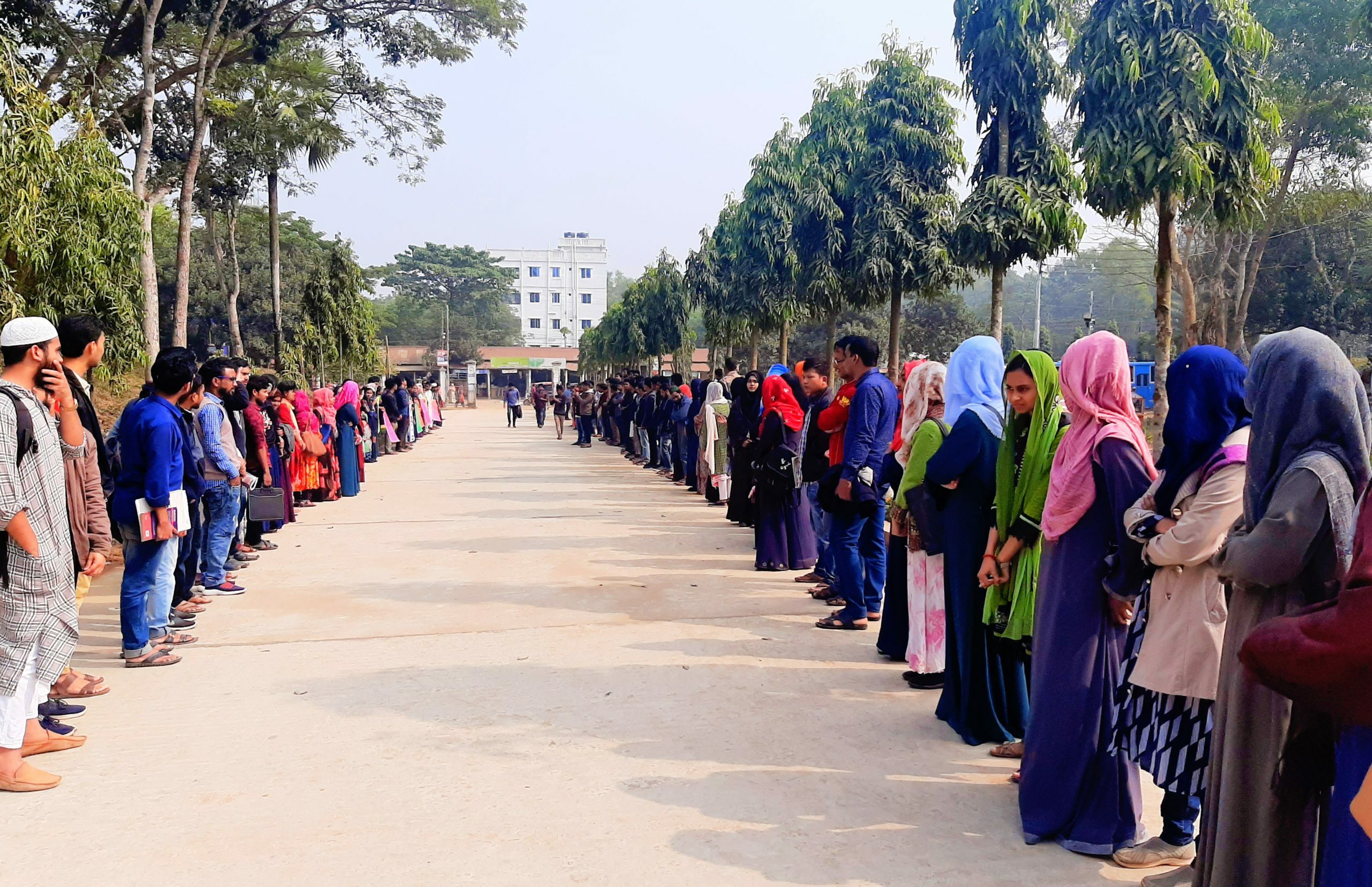 কুবি শিক্ষকের বিরুদ্ধে ‘ষড়যন্ত্র করে ফাঁসানোর’ প্রতিবাদে মানববন্ধন