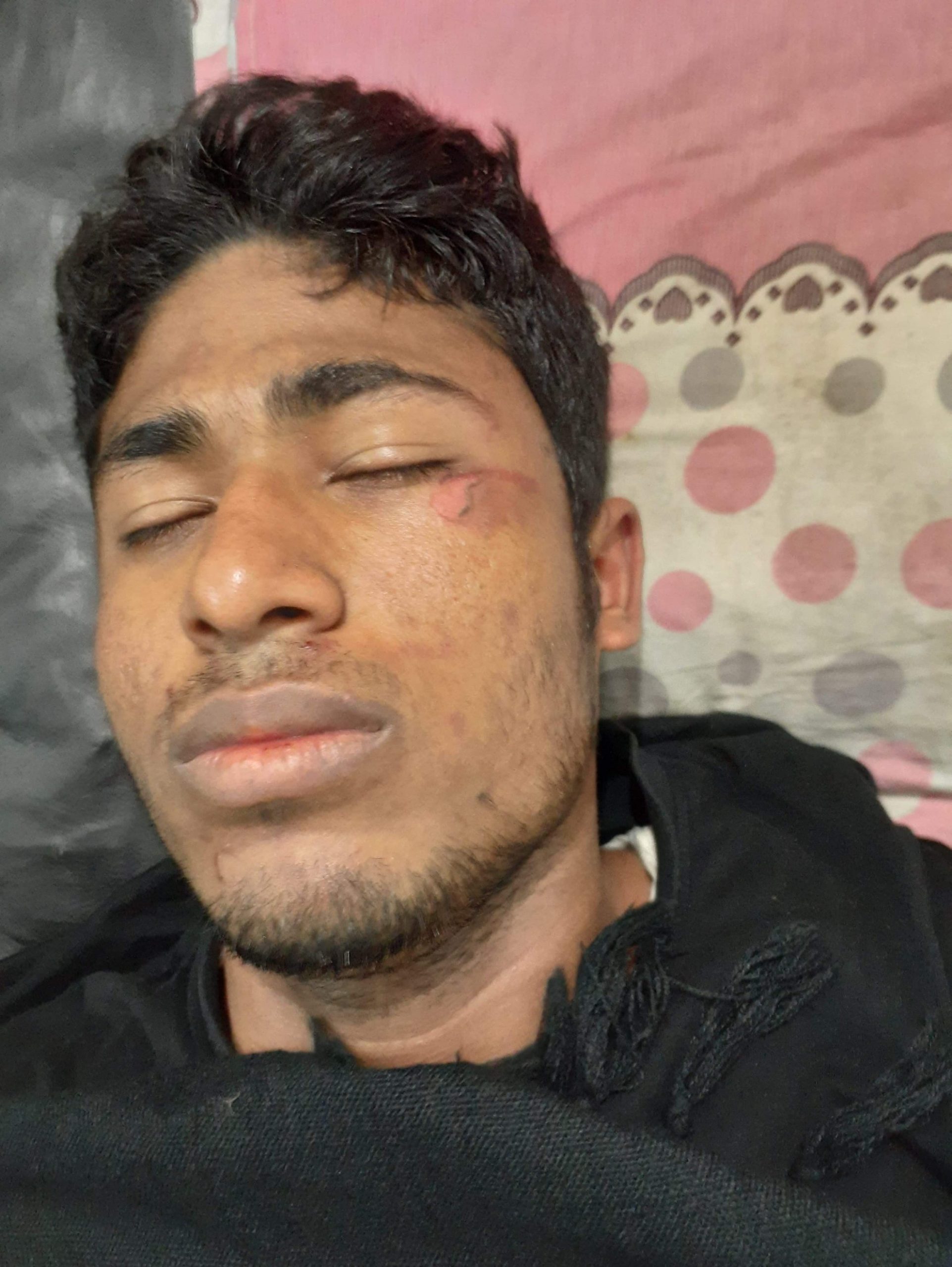 নিজ বিভাগের সামনেই শিক্ষার্থীকে মারধর