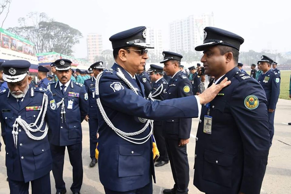 আইজি ব্যাজ পেলেন ৬০৫ পুলিশ সদস্য