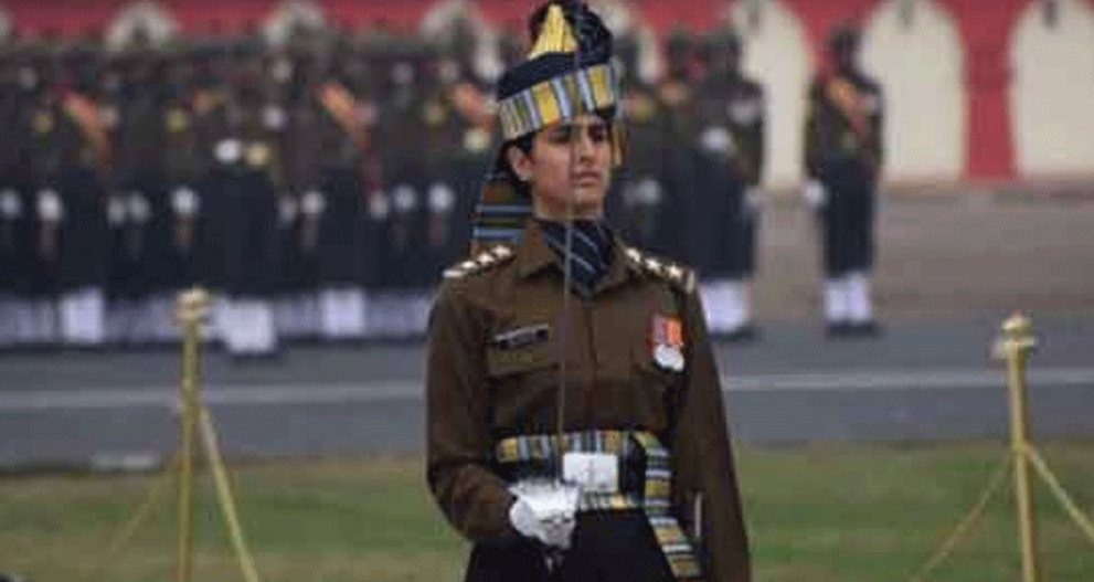 কুচকাওয়াজে পুরুষ বাহিনীর নেতৃত্বে নারী