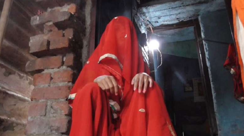 ব্যাগের ফাঁক দিয়ে পুরুষাঙ্গ দেখাচ্ছিল লোকটি